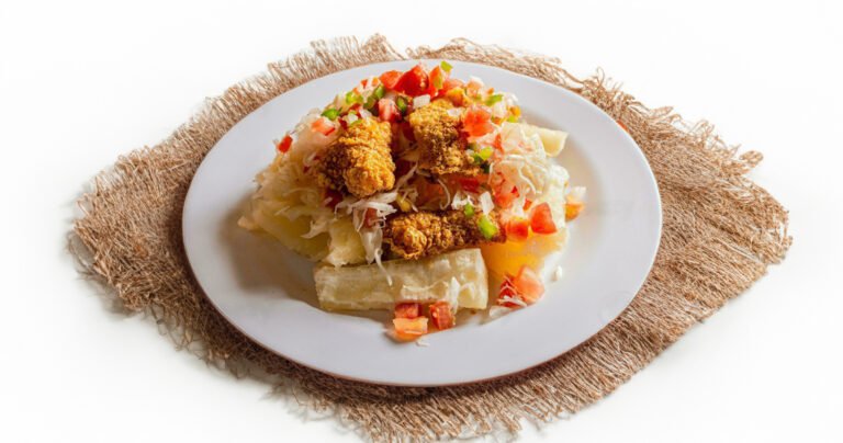 plat gastronique a base de manioc posé sur un support traditionnel